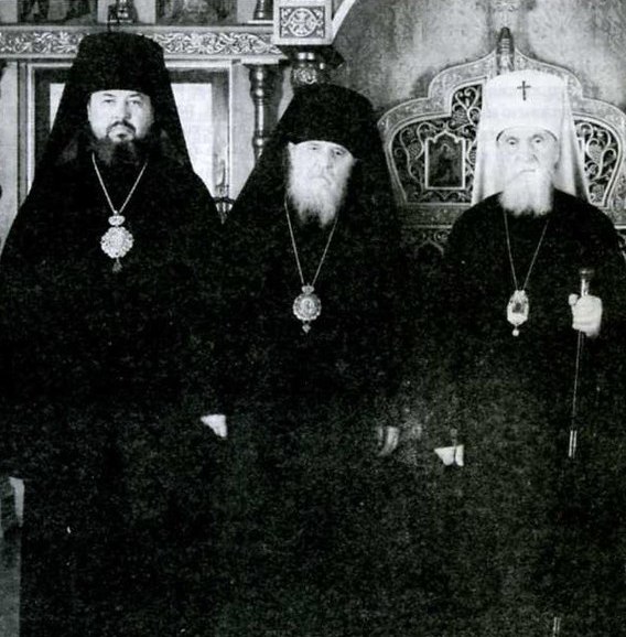 Metropolitan_Valentine_left_Archbishop_Lazar_center_Met_Vitaly_right.JPG